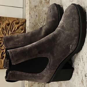 NWOT Vince Henderson Women's Chelsea Charcoal Suede Ankle Booties